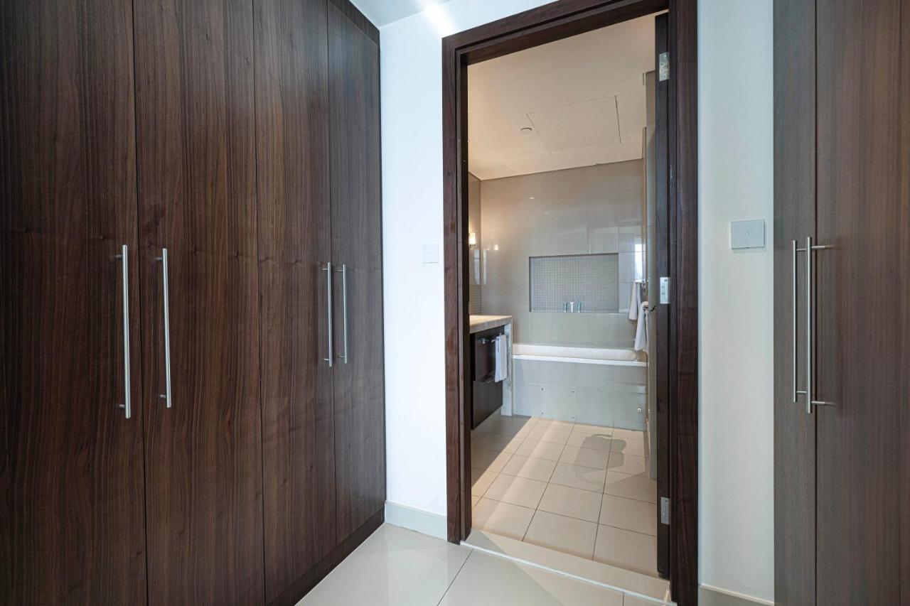 Skyline Aura 1 & 2 Bedroom Apartments I Burj Khalifa & Fountain Views I Dubai Mall Access I Parking, Gym, Wi-Fi & Infinity Pool - 3