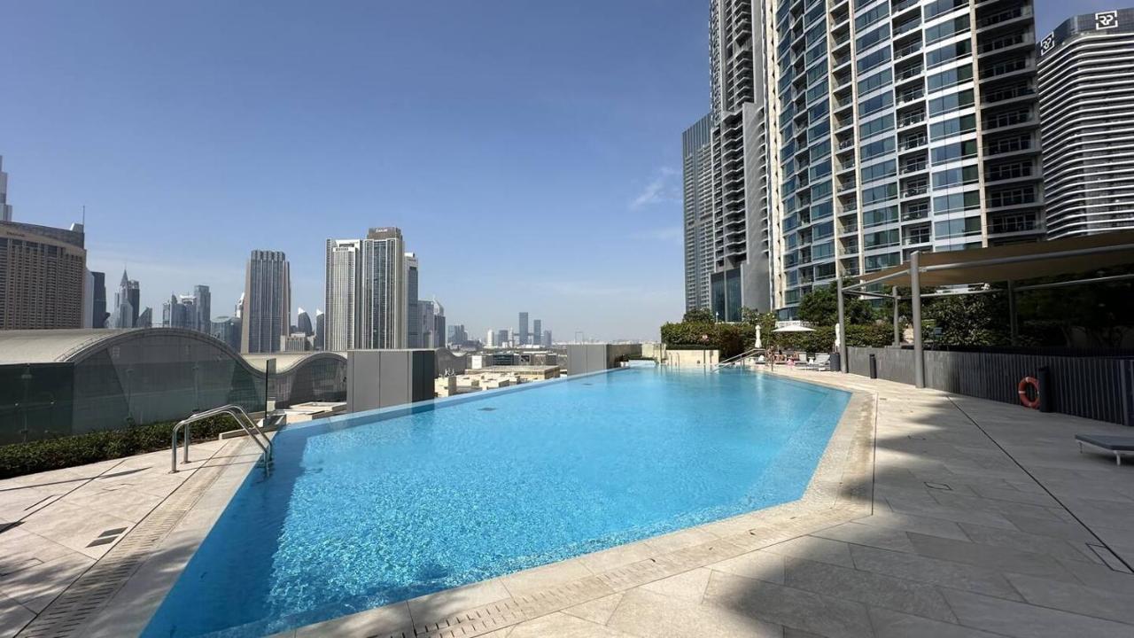 Skyline Aura 1 & 2 Bedroom Apartments I Burj Khalifa & Fountain Views I Dubai Mall Access I Parking, Gym, Wi-Fi & Infinity Pool - 4