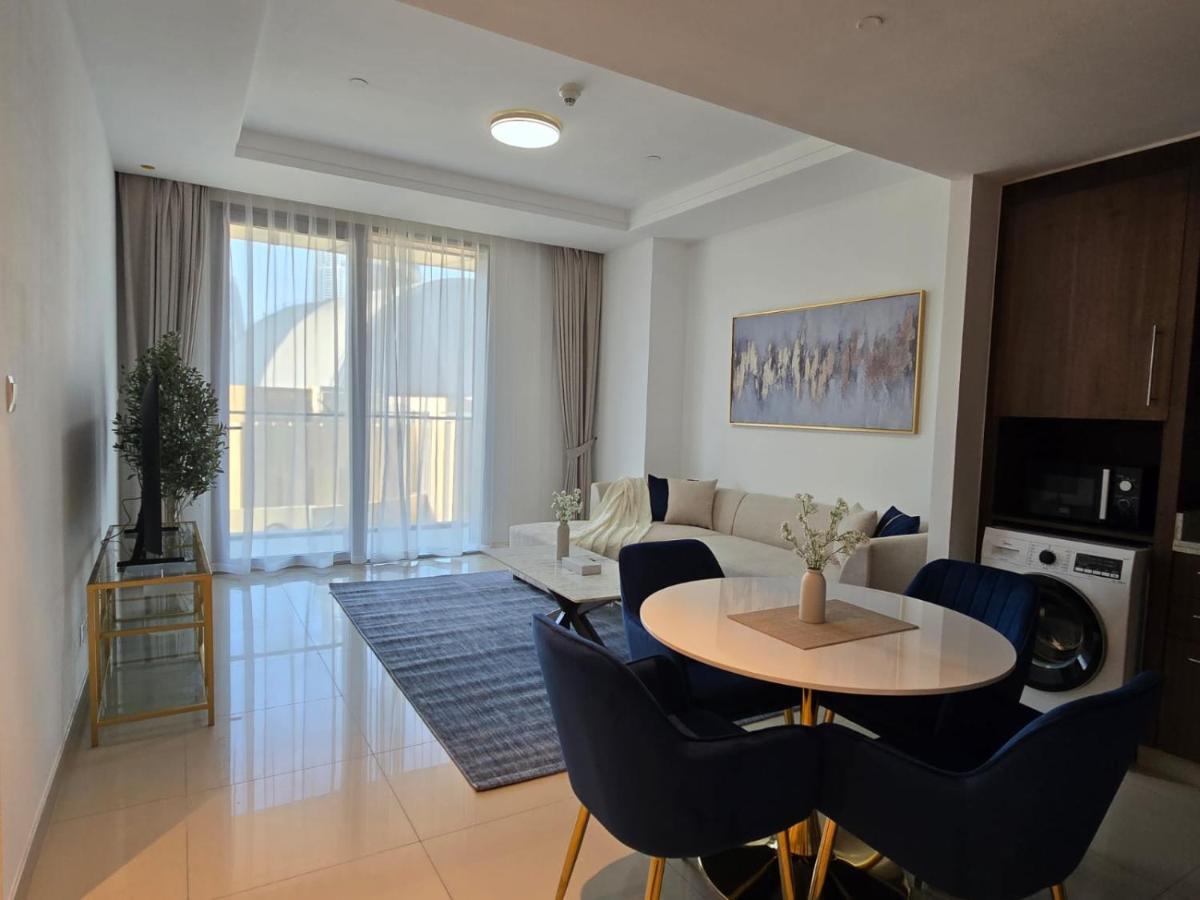 Skyline Aura 1 & 2 Bedroom Apartments I Burj Khalifa & Fountain Views I Dubai Mall Access I Parking, Gym, Wi-Fi & Infinity Pool - 5