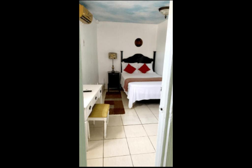 Cozy 1 of 5 Apartment in the Heart of Ocho Rios - 2