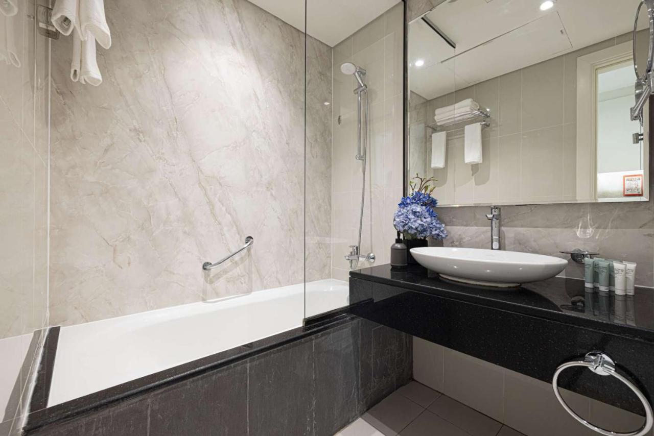 Stunning Studio facing Burj Khalifa - 3