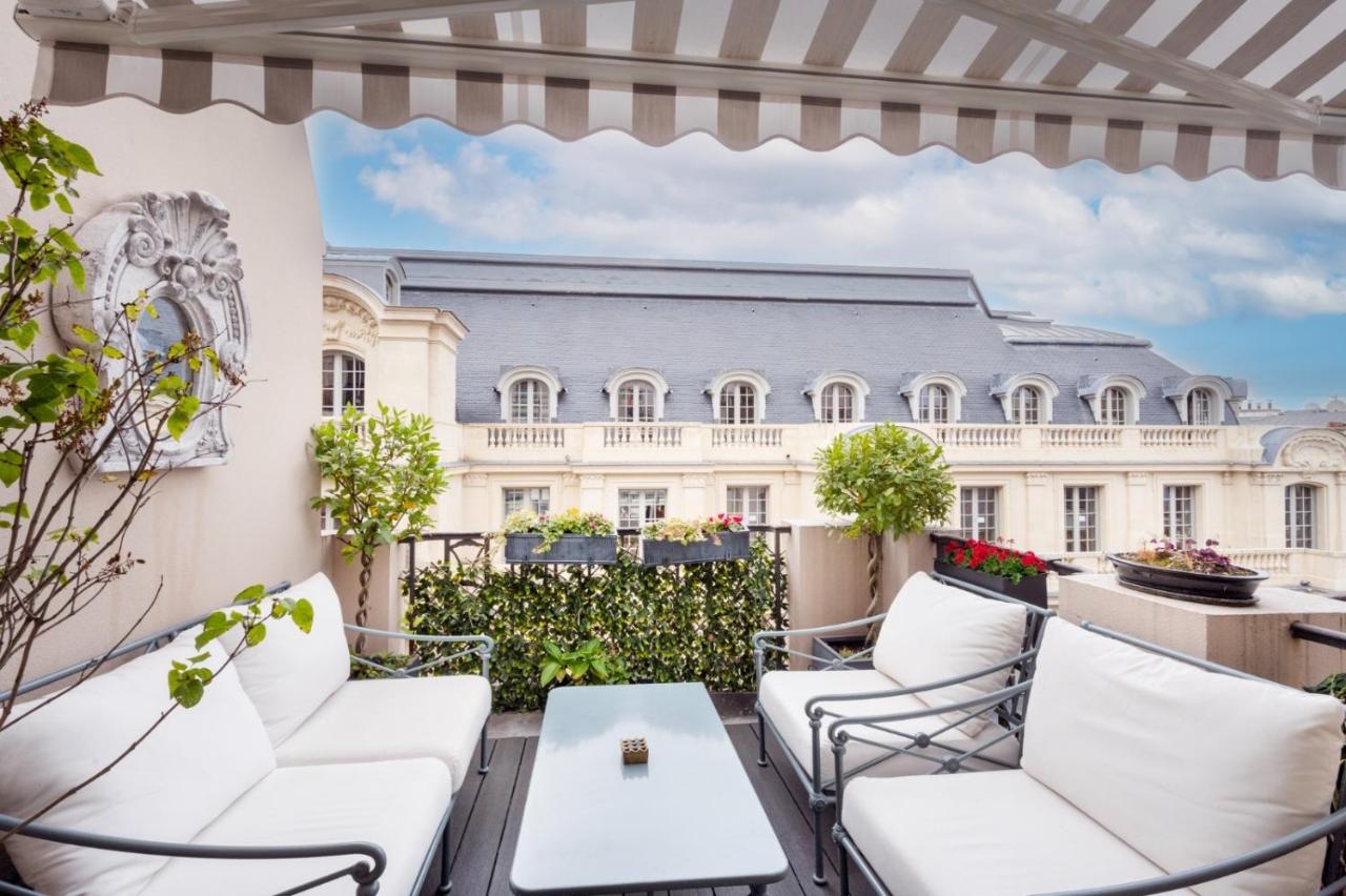 Superb studio with terrasse & 24-7 security in the heart of Paris!