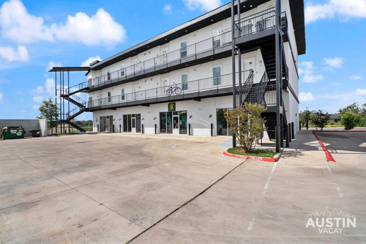 Walk to BBQ and Dog Park 2BR2BA Gym Workspace and WiFi by AustinVacay - 2