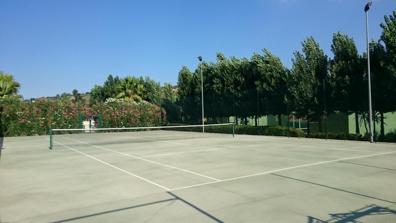 Tennis court: Hotel Ronda Valley