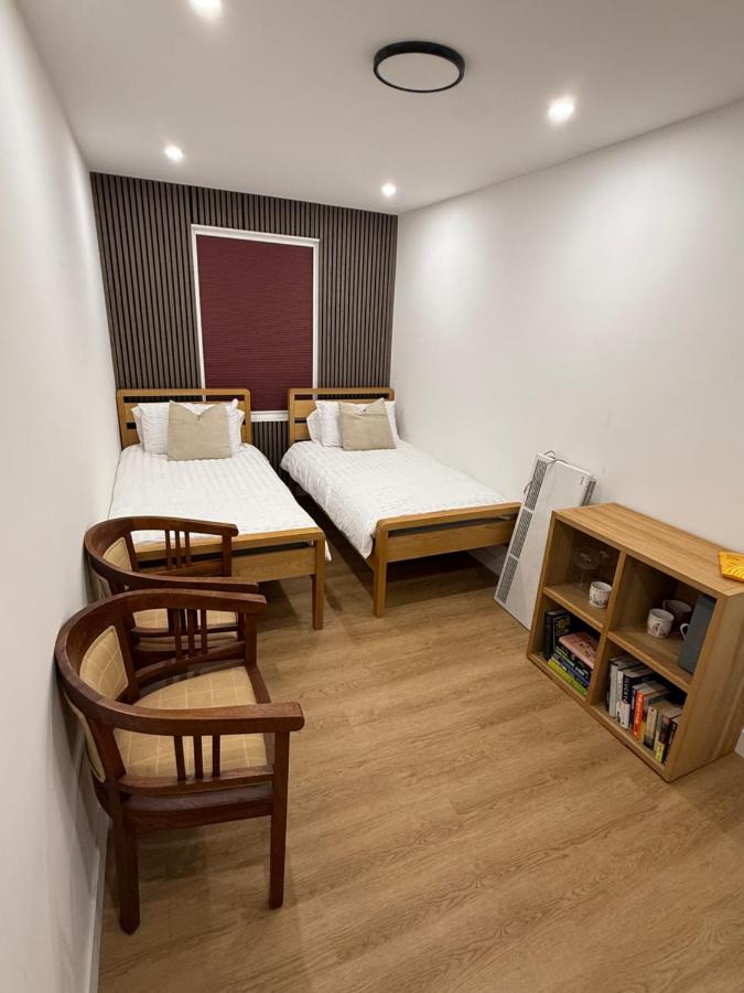 Modern East London Apartment with Private Studio & Guest Rooms-Near Bow, Victoria Park - 4