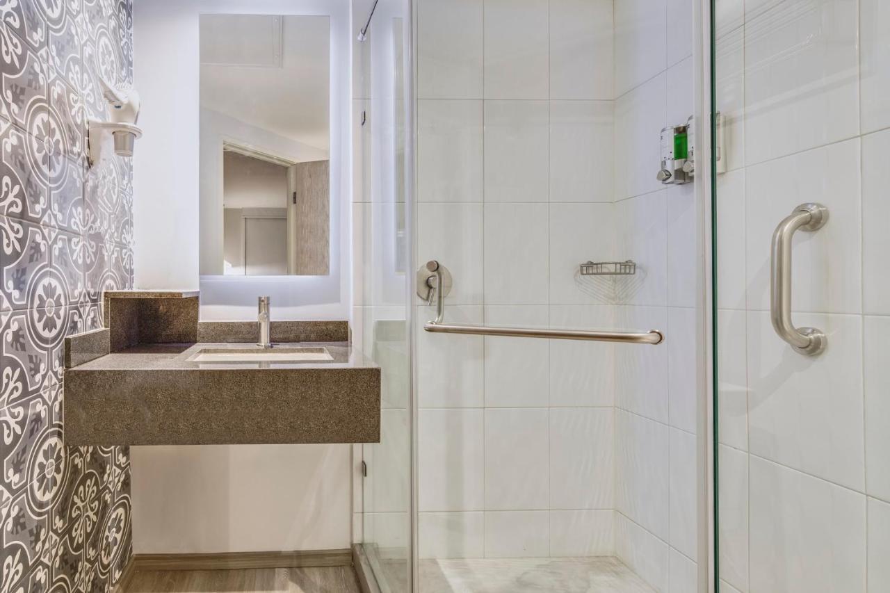 One Ciudad de Mexico Patriotismo - 5