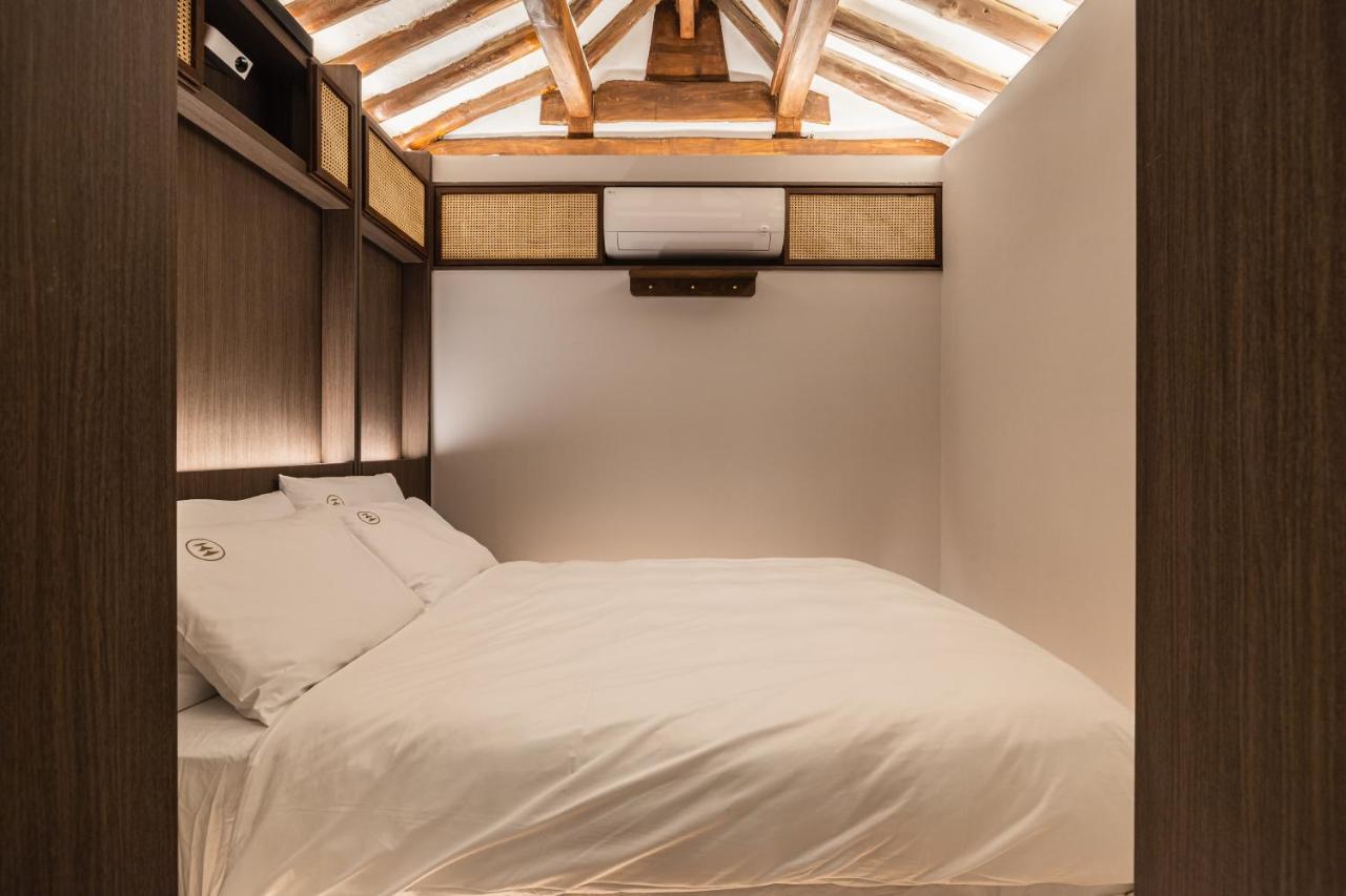 Luxury Hanok Stay Warm Hearth - West - 2