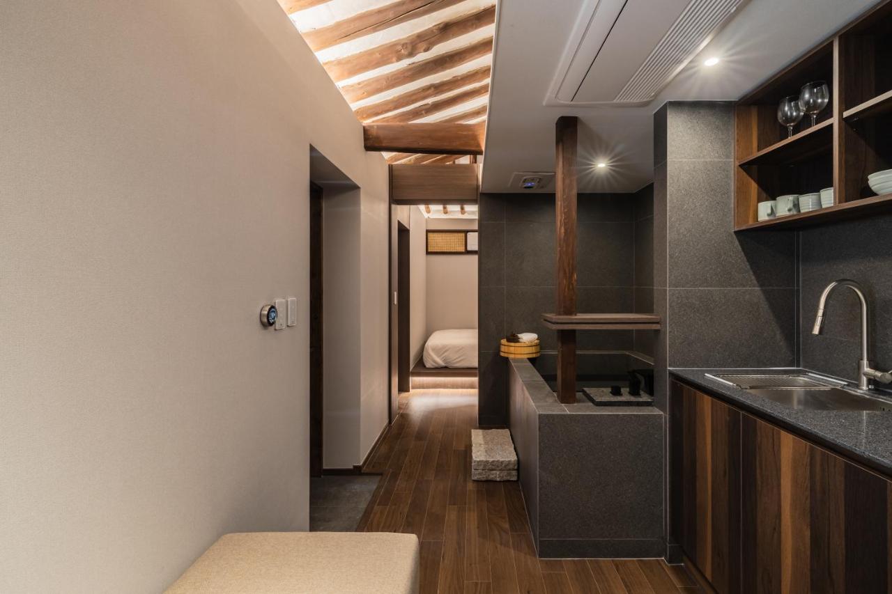 Luxury Hanok Stay Warm Hearth - East - 4