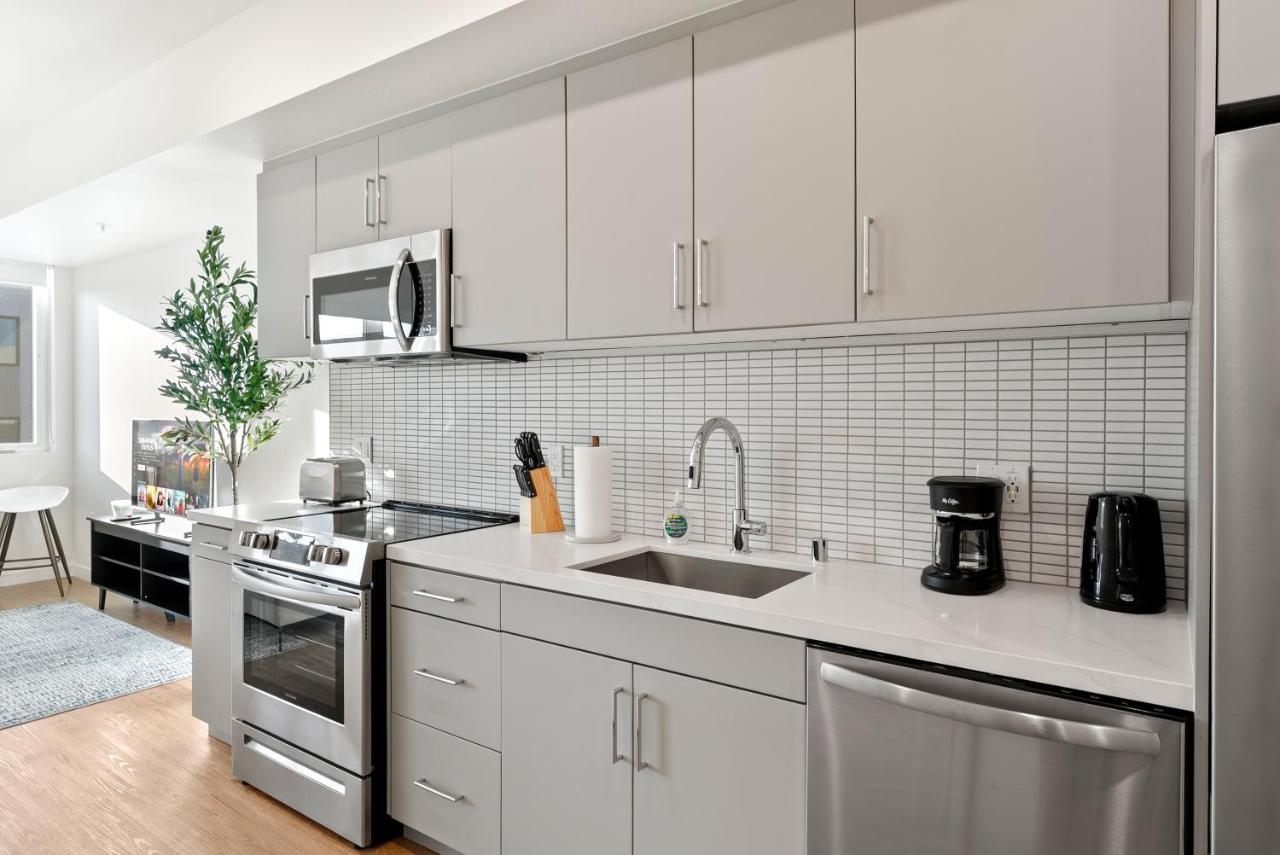 Bright Studio on Sunset Blvd, Free Parking, Gym, and Pool - 4