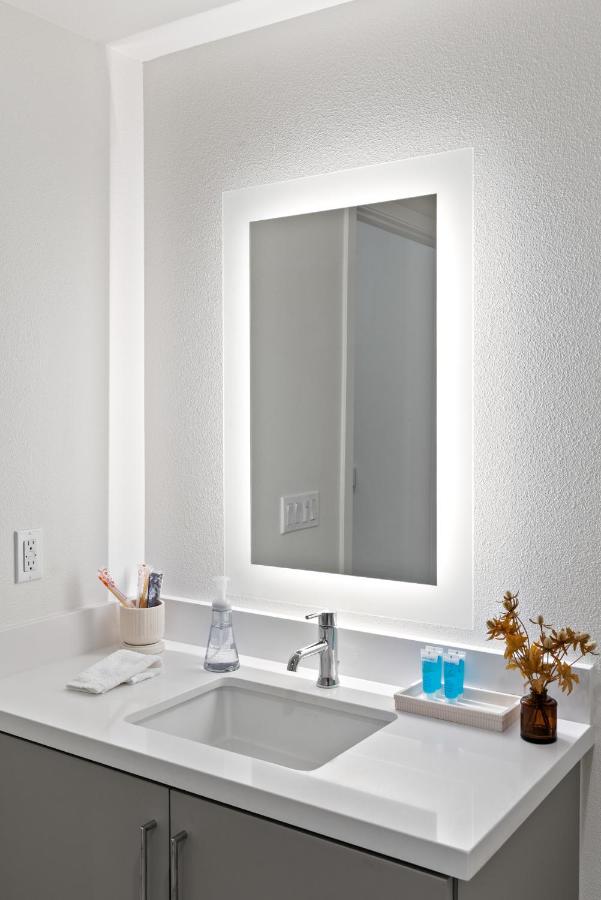 Bright Studio on Sunset Blvd, Free Parking, Gym, and Pool - 3