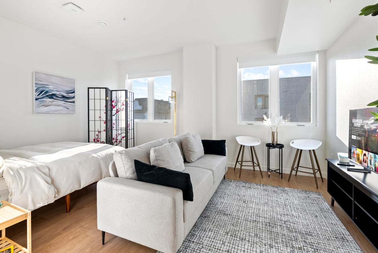 Bright Studio on Sunset Blvd, Free Parking, Gym, and Pool