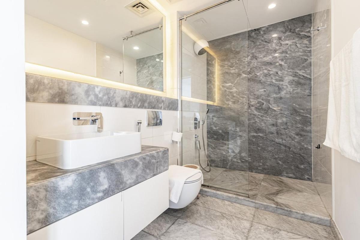 Deluxe 1BR Business Bay - with Canal and Skyline Views - 3