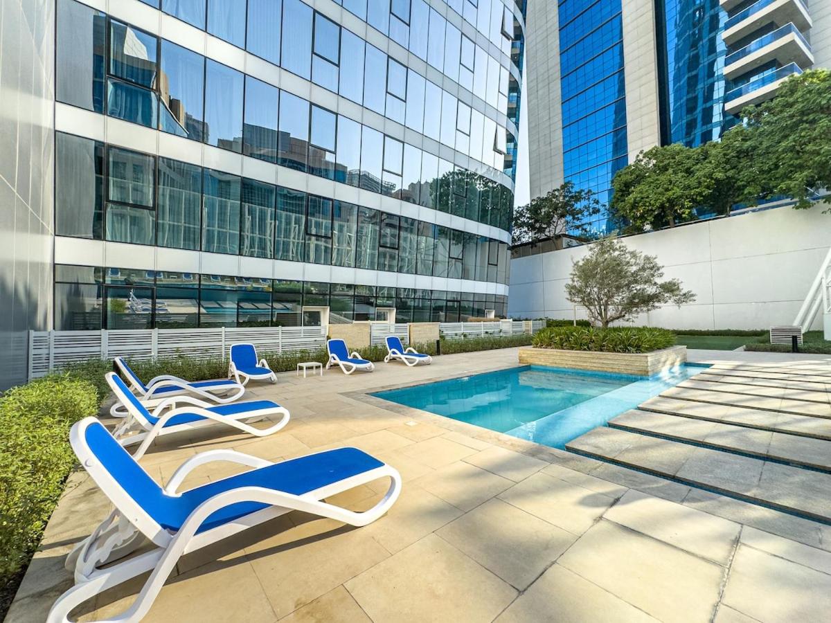 Deluxe 1BR Business Bay - with Canal and Skyline Views - 4