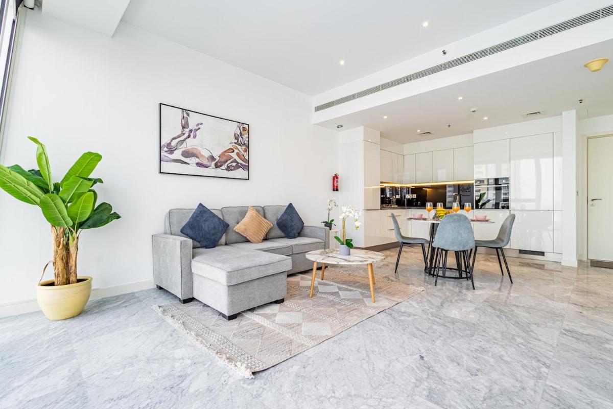 Deluxe 1BR Business Bay - with Canal and Skyline Views - 5