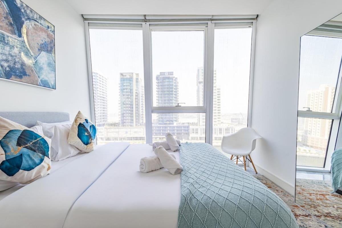 Deluxe 1BR Business Bay - with Canal and Skyline Views - 2