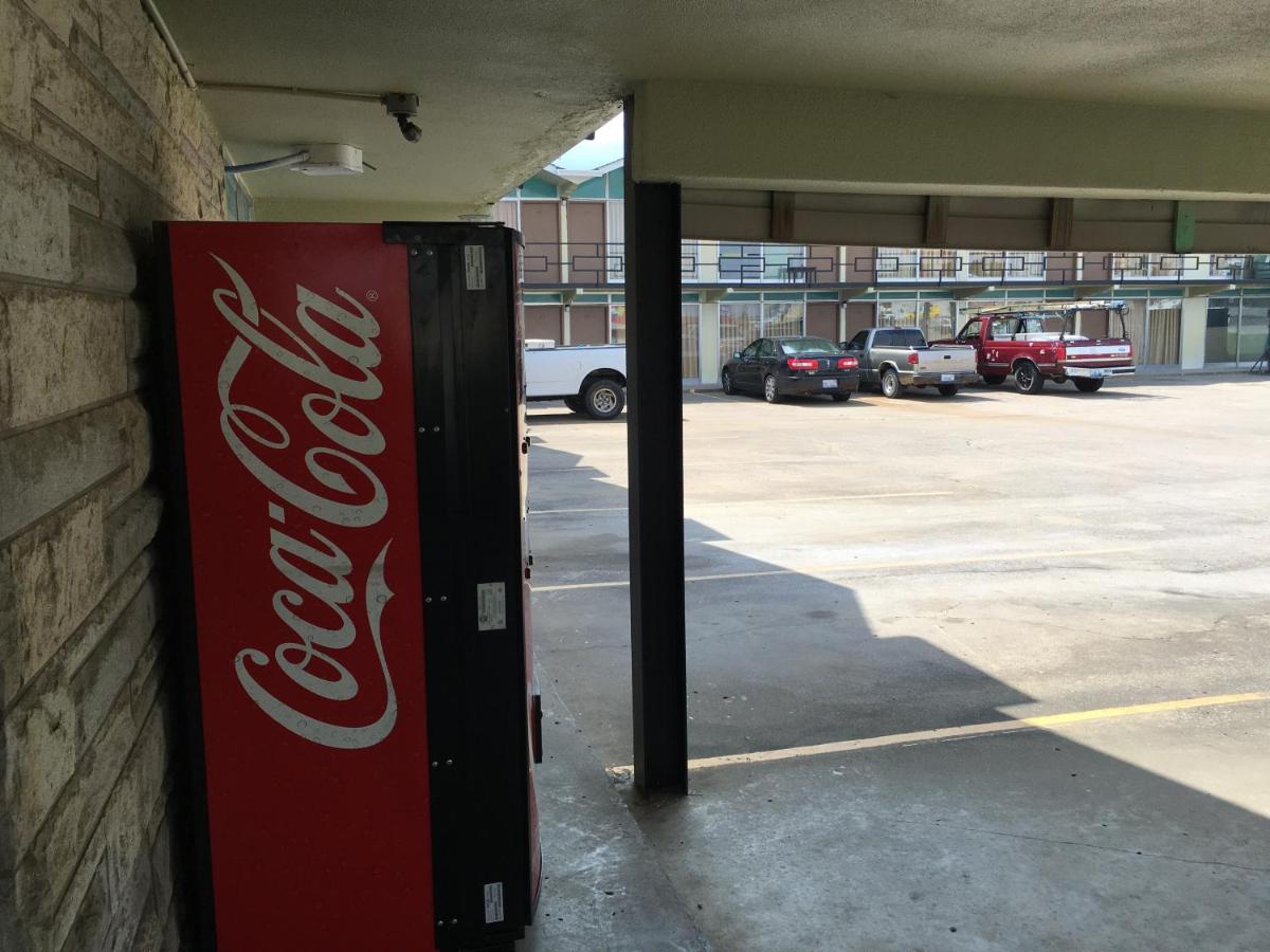 Gray Plaza Motel, Marion IL — photo 13