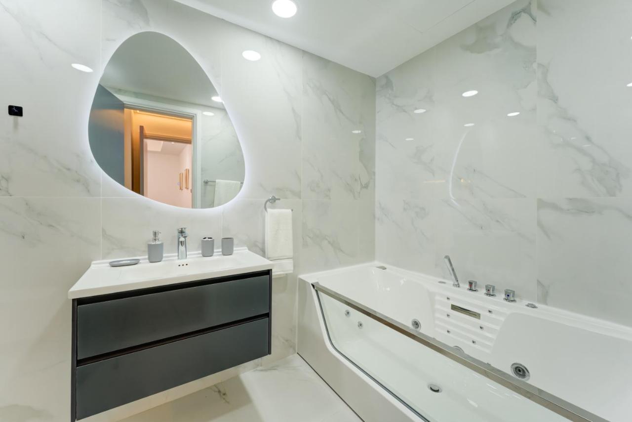 Souk Al Bahar Lavish 1-bedroom apartment with Burj Khalifa view at your doorstep by Norbu Holiday Homes - 3