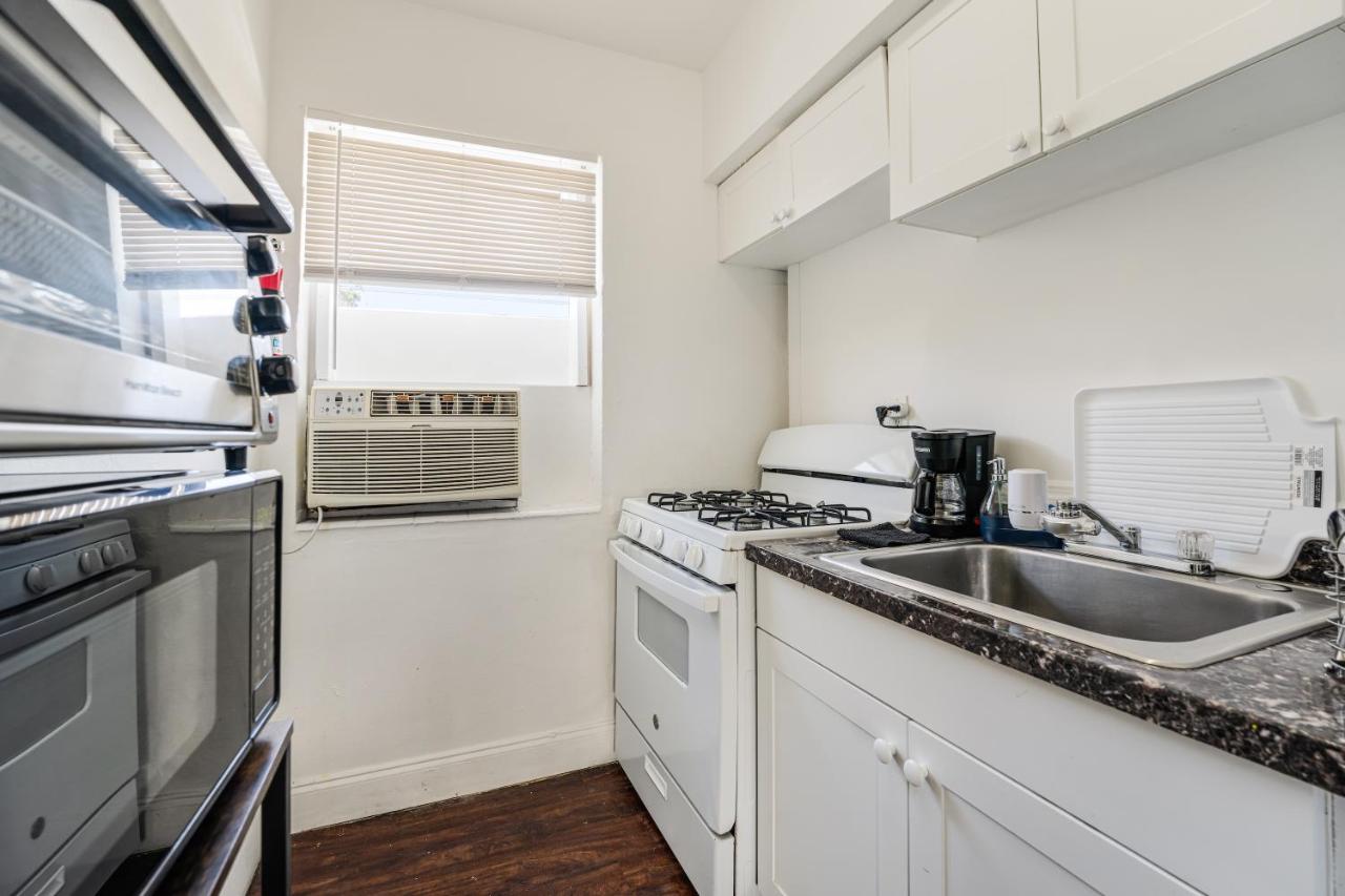 Cozy 1BR Apt Steps from Calle 8 & Mins to Brickell - 2
