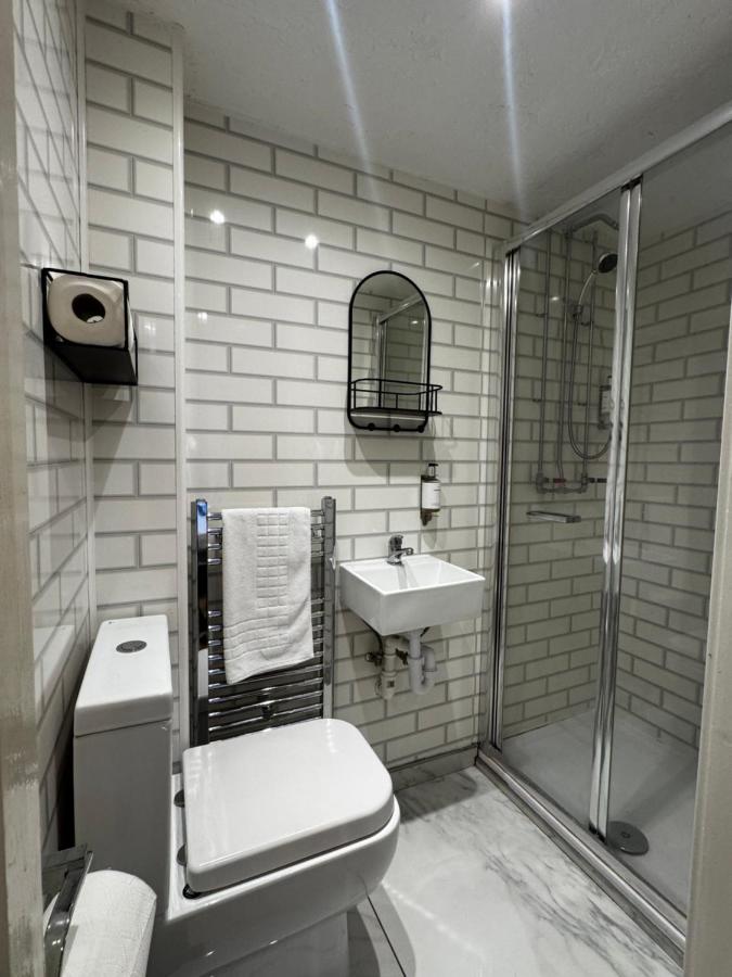 Townhouse Studio with Kitchen & Ensuite - Great Location - 3