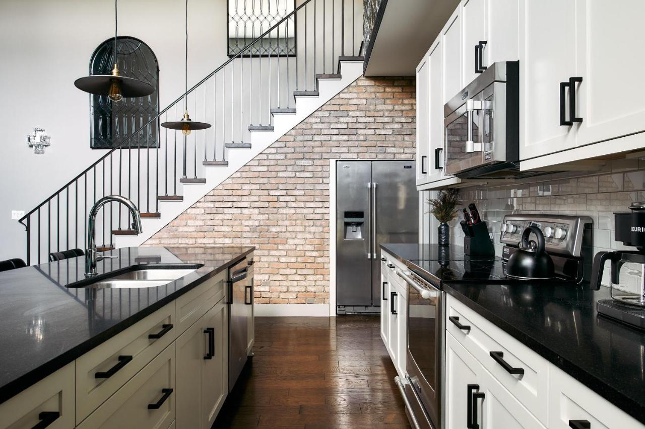 Stylish 2 Suite Penthouse Walk to Shopping, Food, 1 of 7 Themed Lofts at Cowrite, Find Coffee and Tacos Downstairs, Complimentary Spin Class, Walk to Shopping in 12 South, 10 Minutes to Broadway, Parking, 24 Hr Hospitality - 4