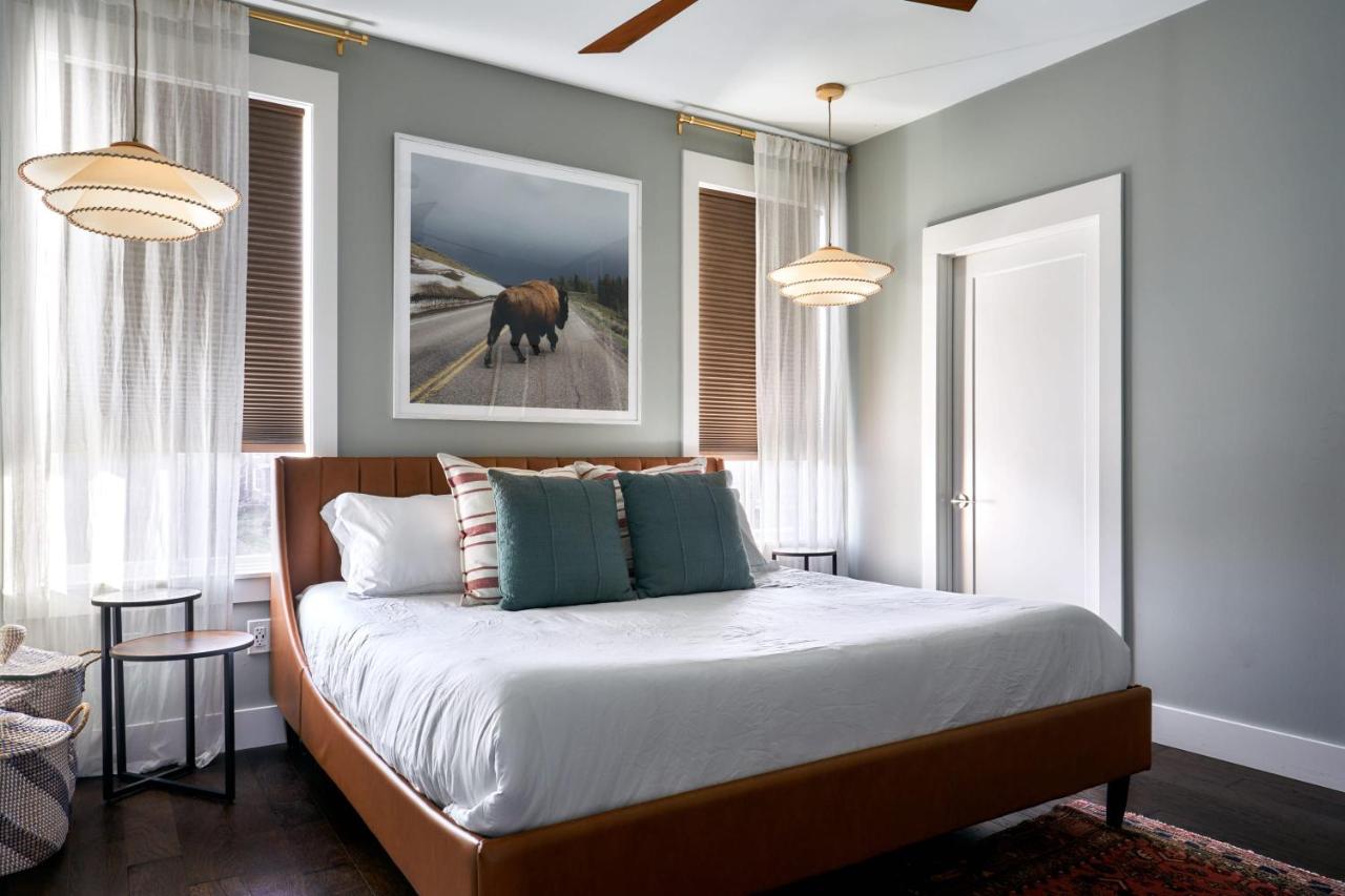 Soaring Ceilings & King Beds Overlooking Courtyard, 1 of 7 Themed Lofts at Cowrite, Find Coffee and Tacos Downstairs, Complimentary Spin Class, Walk to Shopping in 12 South, 10 Minutes to Broadway, Parking, 24 Hr Hospitality - 4