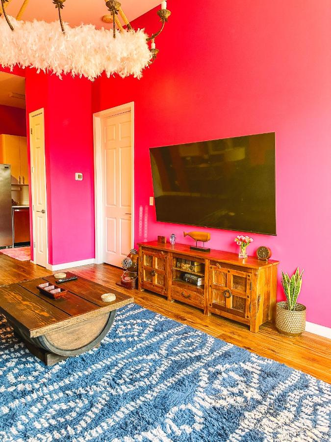 Dolly's Yacht Club - Cozy Retreat Near Broadway - 4