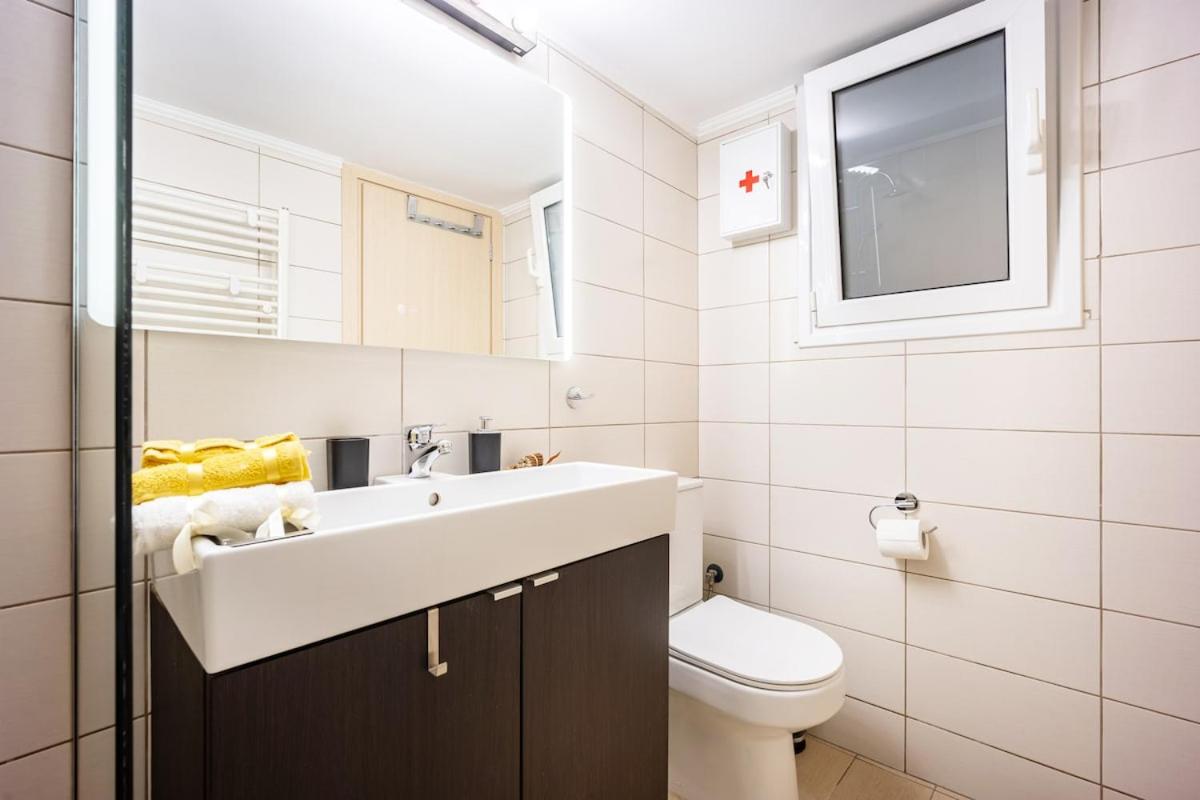 Stylish 2BD with Balcony in Central Athens - 3