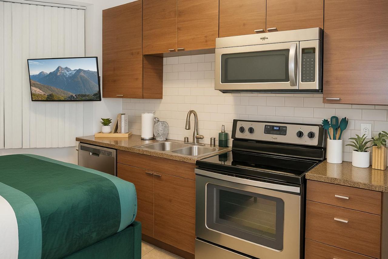 Ocean Breeze Marina Suites with Pool, Gym & Hot Tub - 5