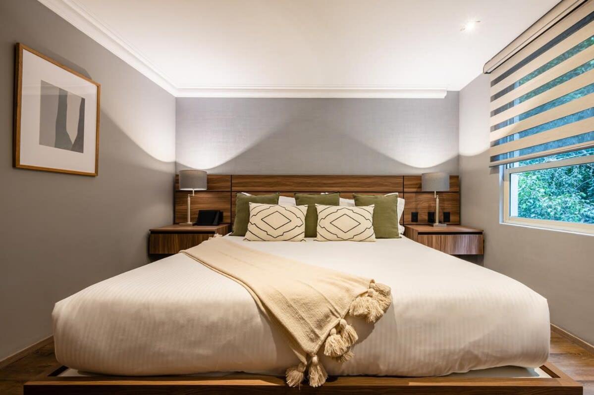 Capitalia Rest or Work Balcony Views Jacuzzi - 4