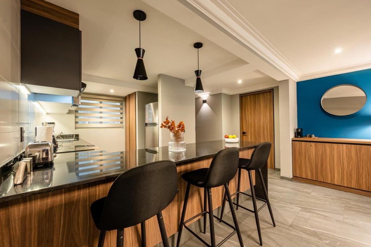 Capitalia Rest or Work Balcony Views Jacuzzi - 5