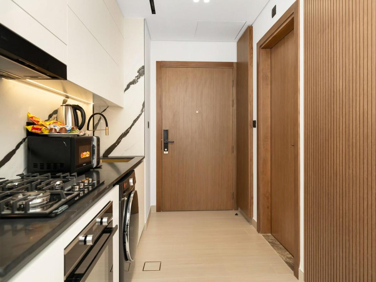 Modern Studio with Jacuzzi and Premium Amenities - 4