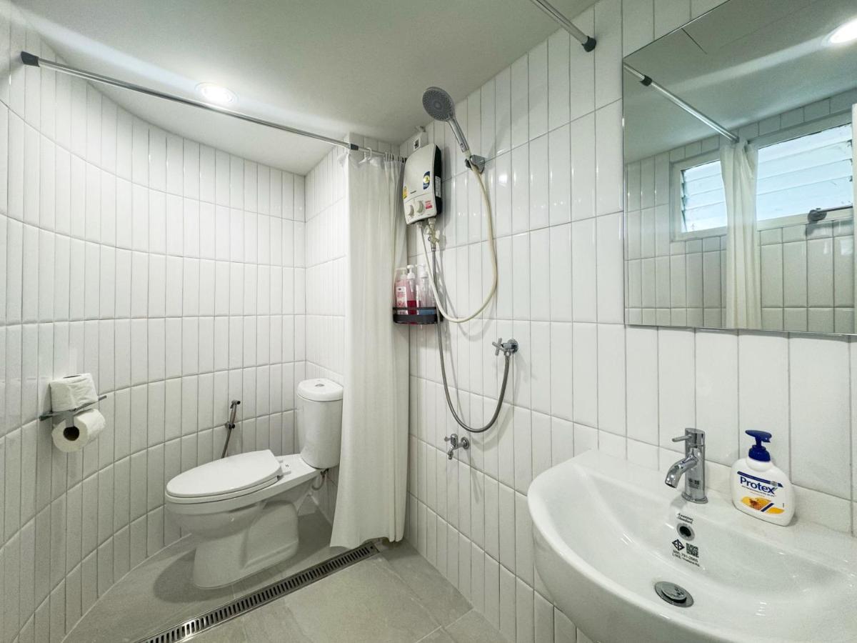 New 1BR King Bed Near BTS Nightlife Area - 3