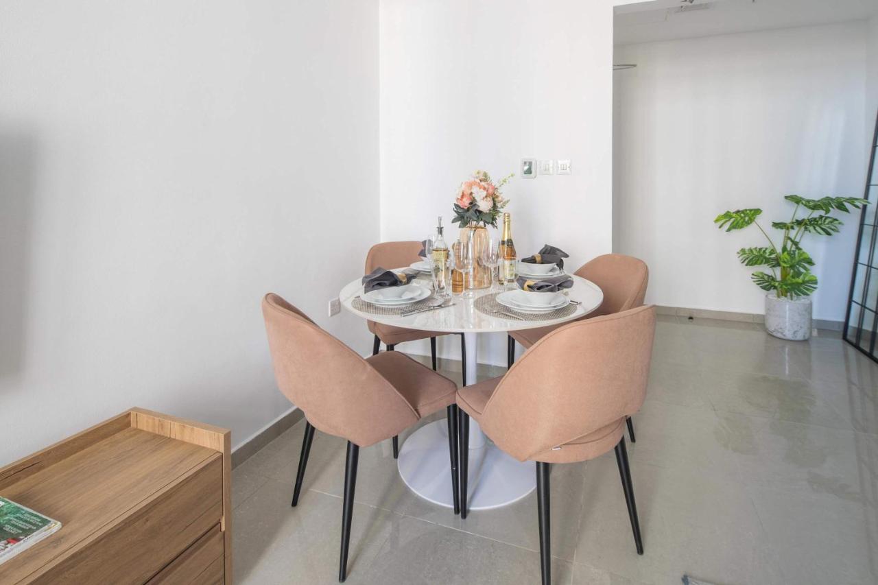 Frank Porter - Marina Wharf 1 - 5