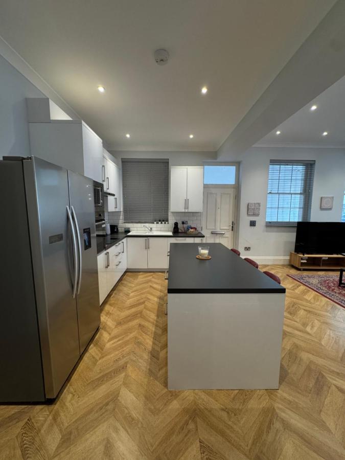 Modern Three-Bedroom Flat in Paddington - 2
