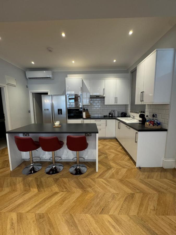 Modern Three-Bedroom Flat in Paddington - 3