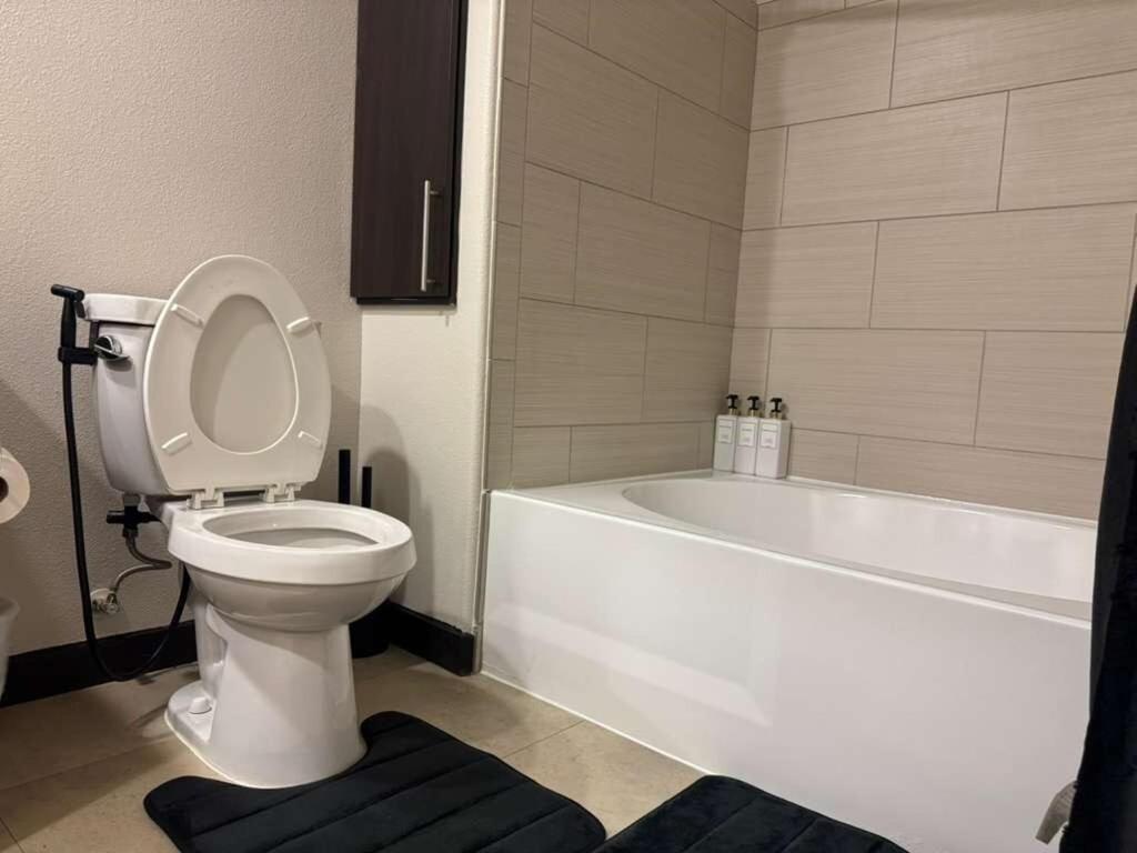 West Hollywood Cozy 1BR Free Parking, Pool & Gym - 3