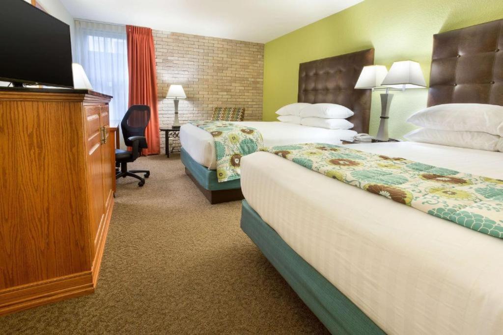 McAllen Plaza Hotel and Suites — photo 2