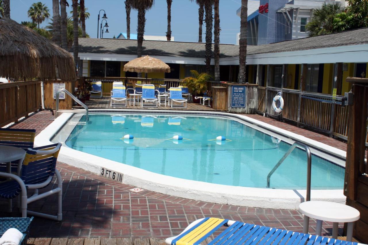 Heated swimming pool: Barefoot Bay Resort Motel