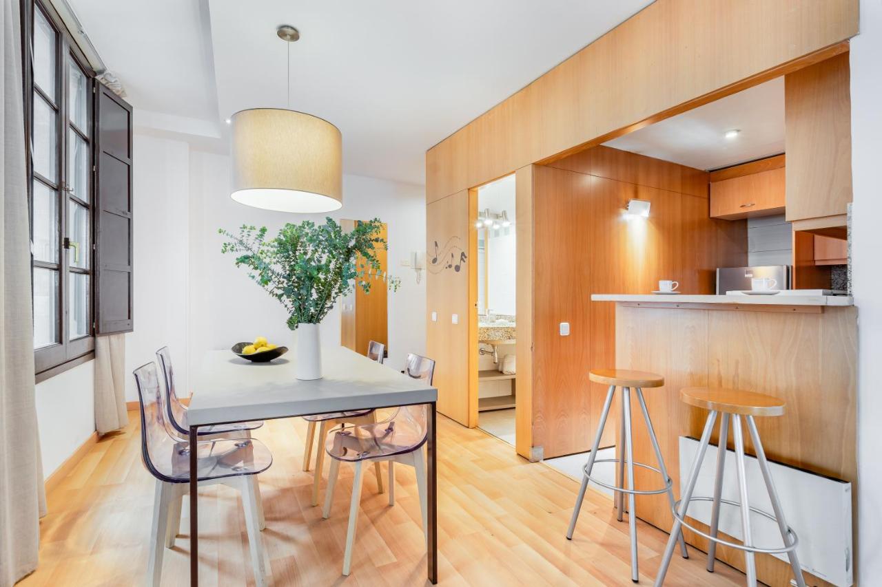 Aspasios Plaza Real Apartments - 4