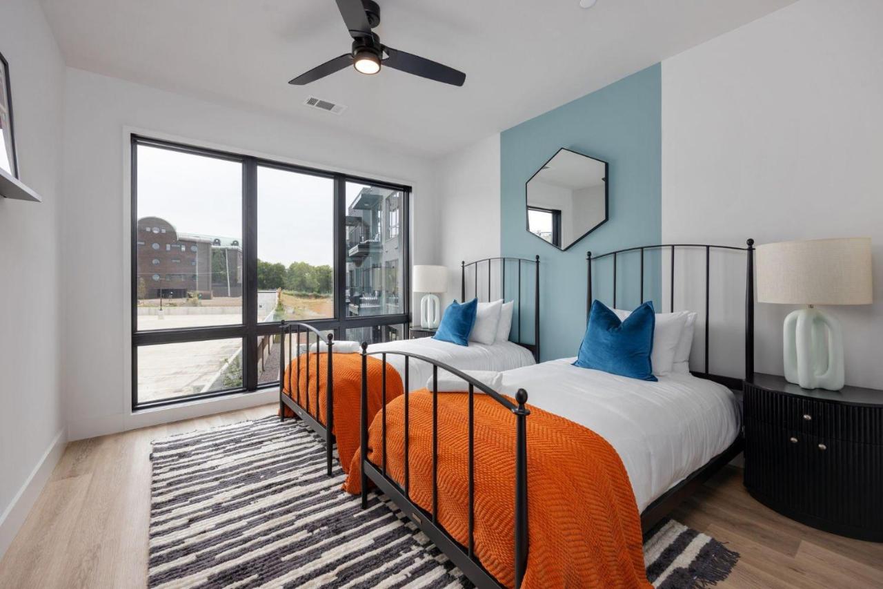 Dolly's Parton-non - Odyssey - Heart of Midtown - 2