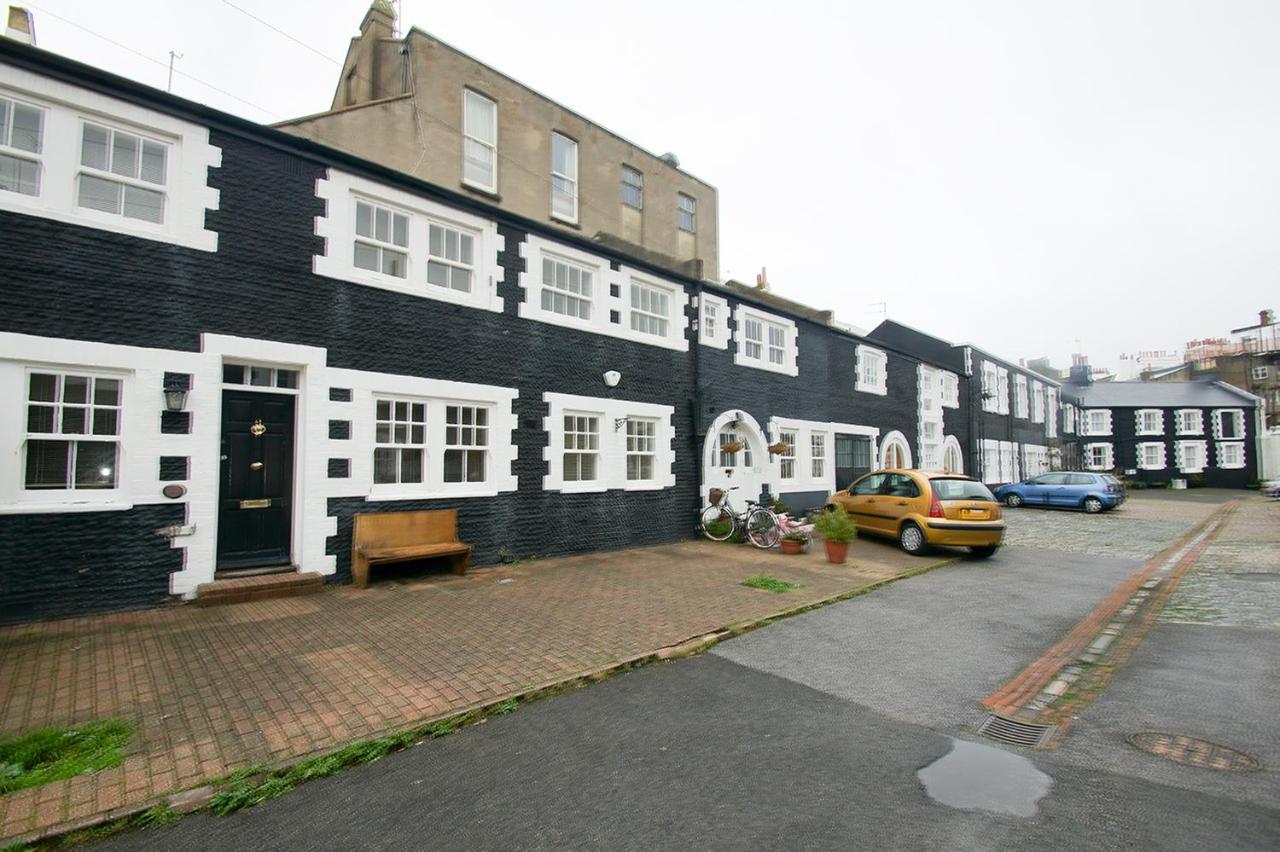 Фото Kemp Town Mews - Parking - by Brighton Holiday Lets