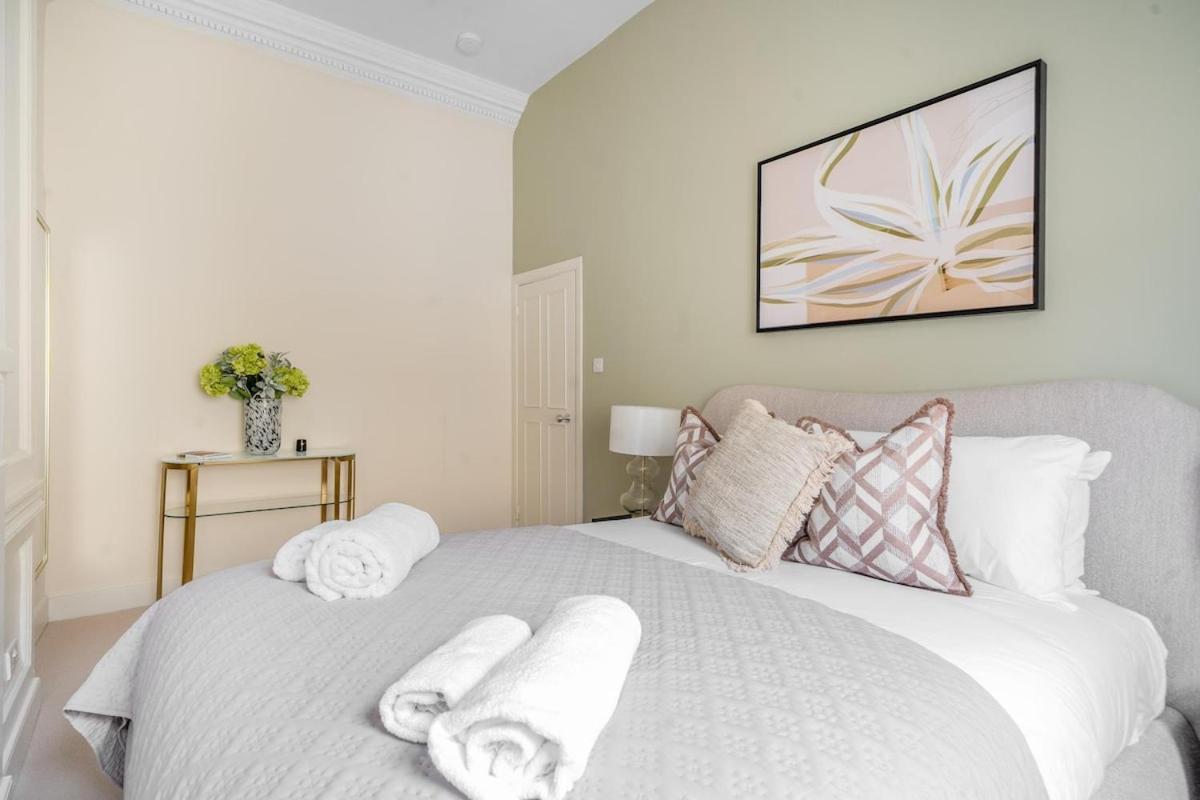 Bright and Spacious 1BR in Bath's Iconic Centre - 2