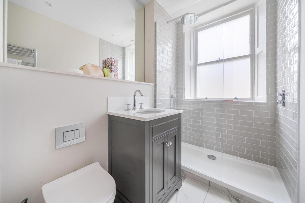Romantic Getaway Apartment in Central Bath - 3