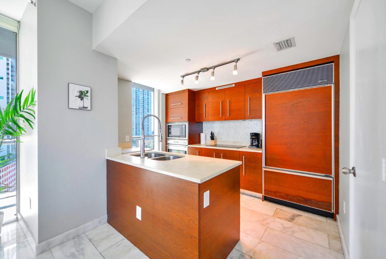 Sky-High Comfort & City Views - 3