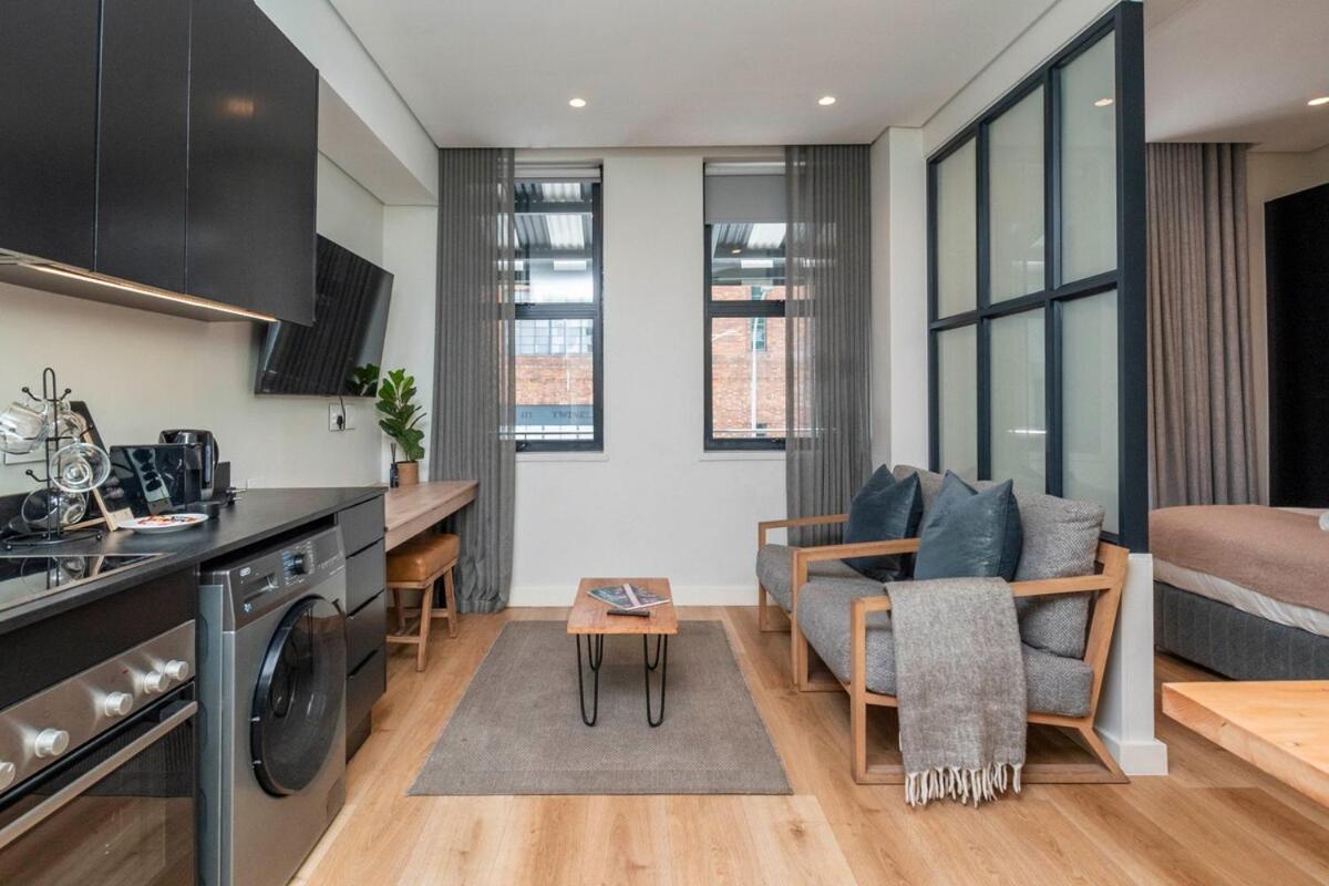 Charming One Bed on Loop Street Roof Top Views
