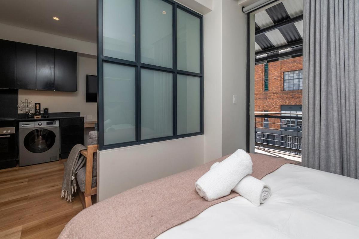 Charming One Bed on Loop Street Roof Top Views - 2