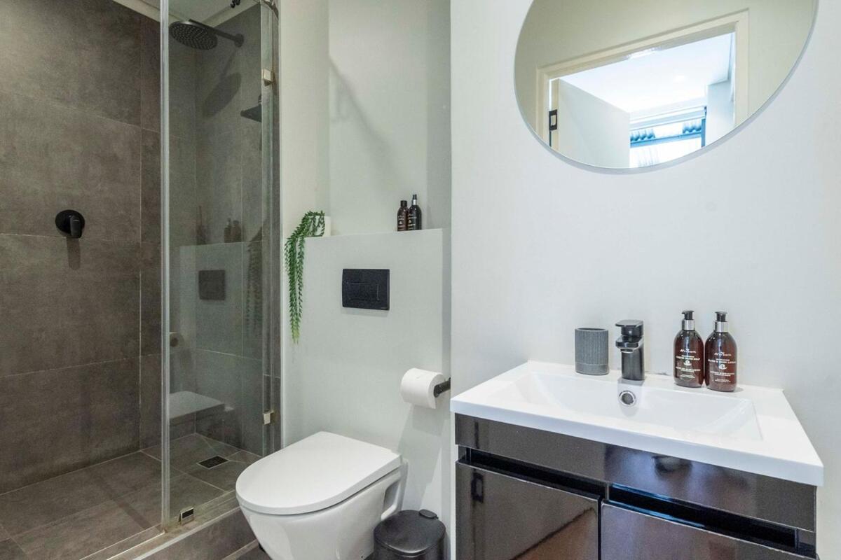 Charming One Bed on Loop Street Roof Top Views - 3