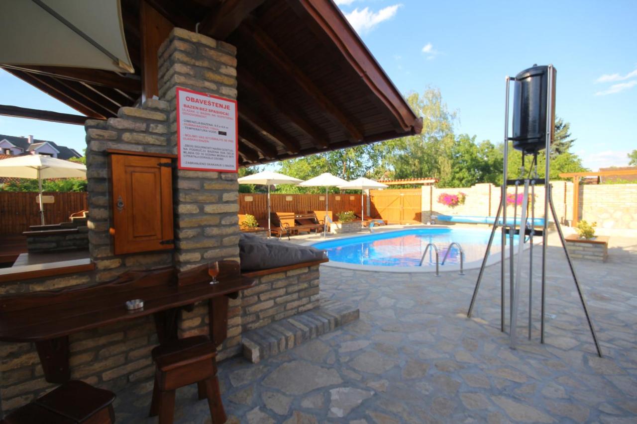 Heated swimming pool: Guest House Vila Alexandar