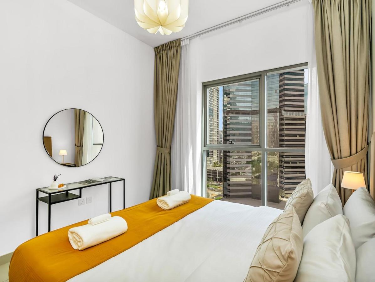 Downtown 1BR Pool with Burj Khalifa View Near Dubai Mall - 2