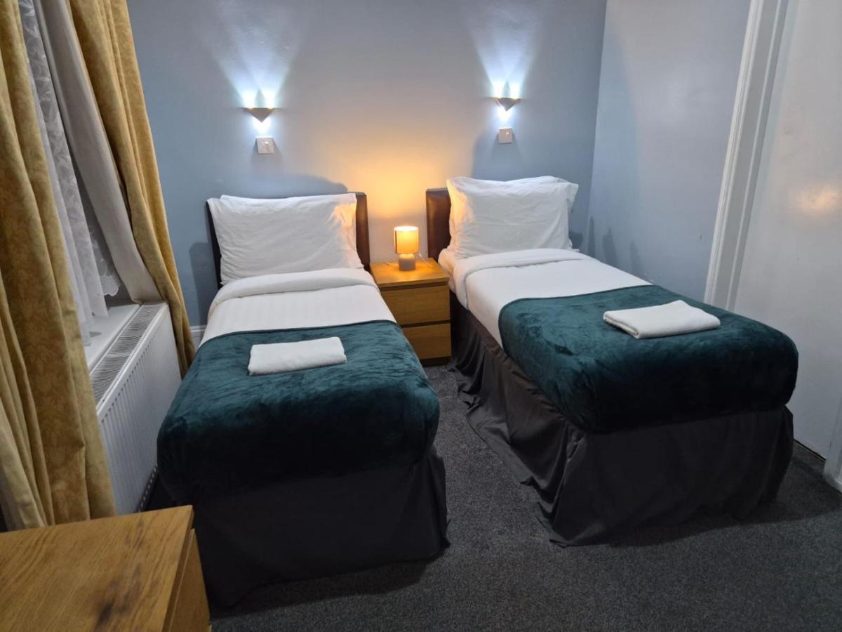 Twin Room with Bathroom